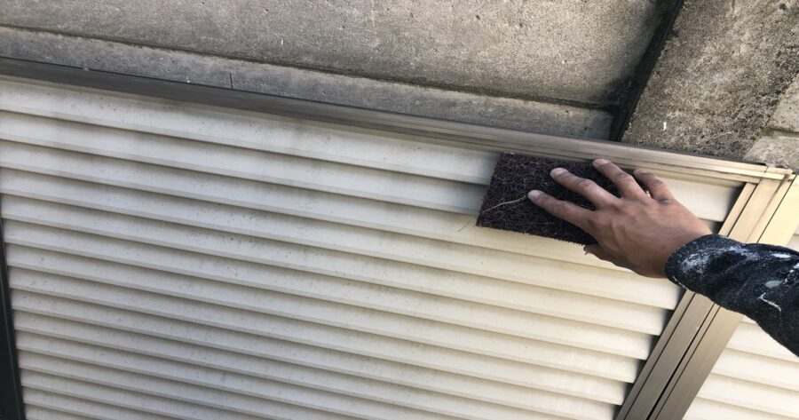 八王子市中野町 雨戸ケレン作業の様子