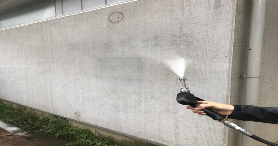 八王子市中野町 外壁高圧洗浄の作業中