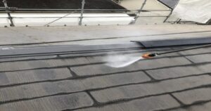八王子市中野町 屋根高圧洗浄の様子