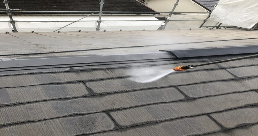 八王子市中野町 屋根高圧洗浄の様子