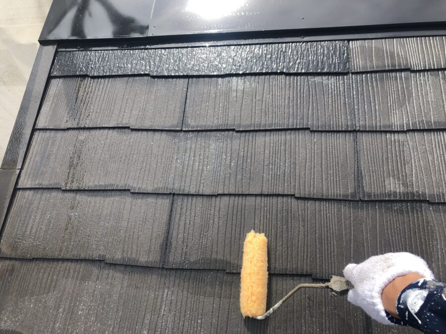 八王子市中野町 屋根下塗り(シーラー)の様子