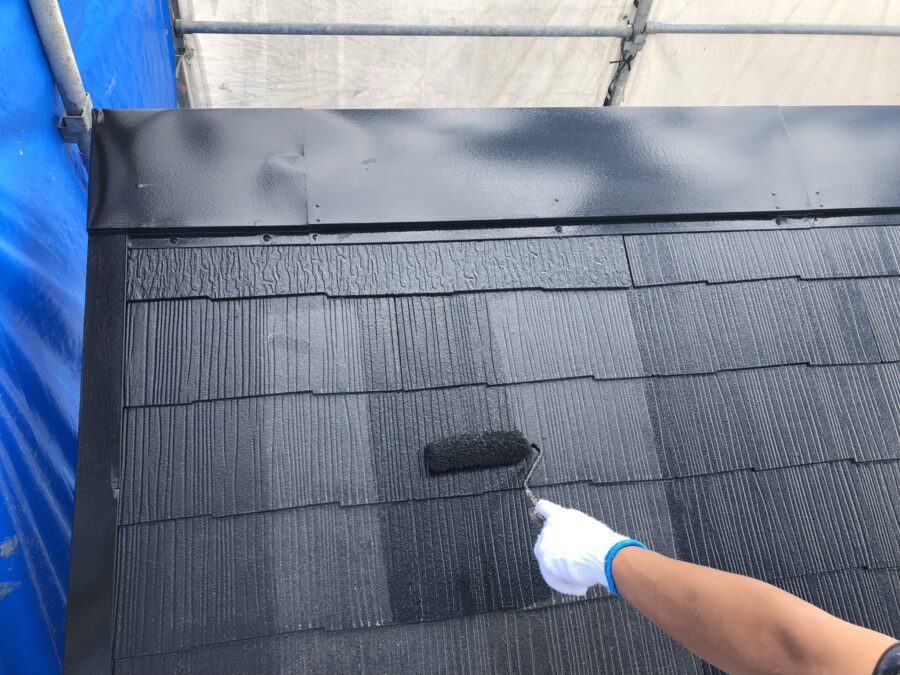 八王子市中野町 屋根上塗りの様子