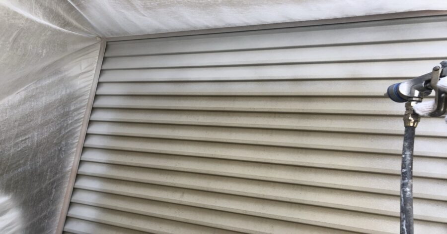 八王子市中野町 雨戸錆止め塗装の様子