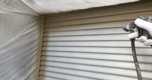 八王子市中野町 雨戸上塗り1回目の様子