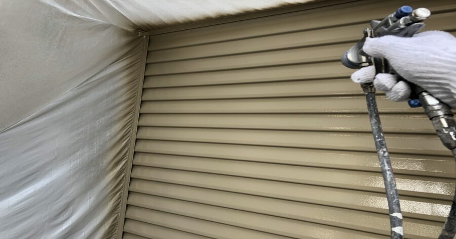 八王子市中野町 雨戸上塗り2回目の様子