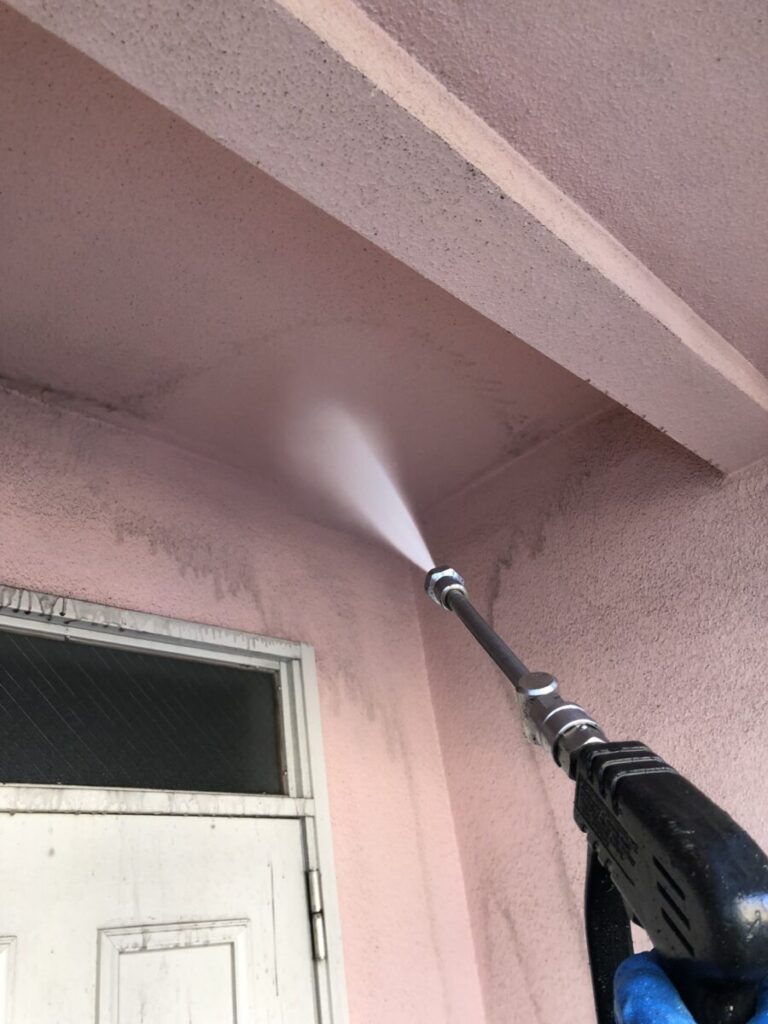 八王子市中野山王 外壁高圧洗浄の様子