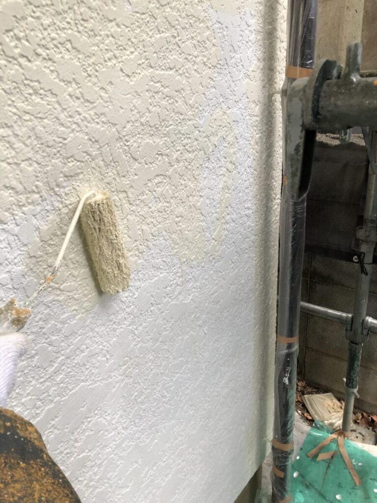 八王子市台町 外壁上塗り1回目の様子