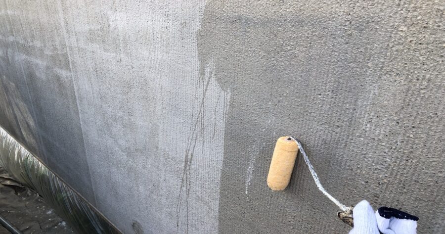 八王子市中野町 外壁下塗り(浸透性シーラー)の様子