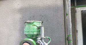 八王子市中野町 外壁吹き付け下吹きの様子