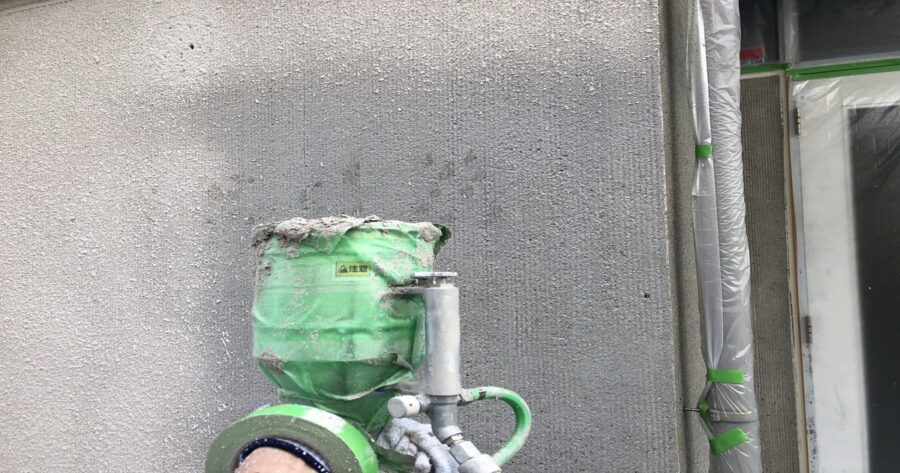 八王子市中野町 外壁吹き付け下吹きの様子