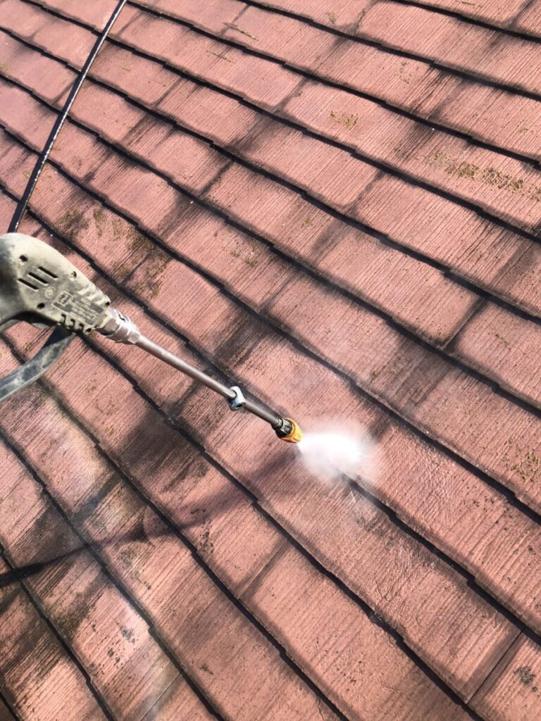 八王子市中野山王 屋根高圧洗浄の様子