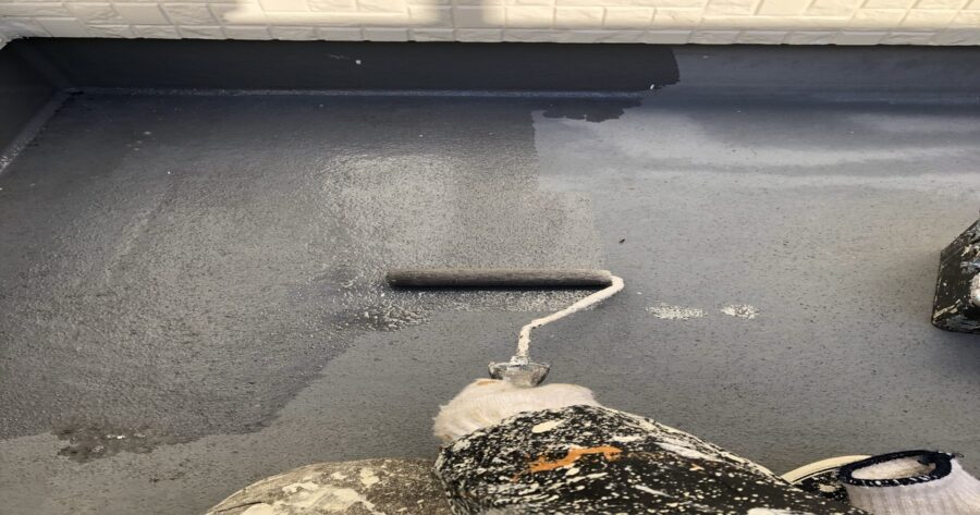八王子市子安町 ベランダFRP防水の塗り替え用プライマー塗布