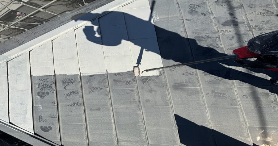 八王子市別所|屋根 下塗り(密着性を確保)