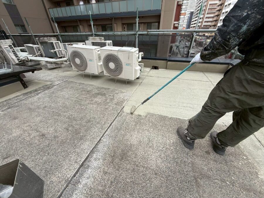 カチオン樹脂塗布による下地処理|屋上平場(八王子市内のビル)