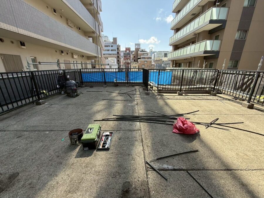 エラスタイト(伸縮目地材)の撤去|屋上防水の下地処理(八王子市内のビル)