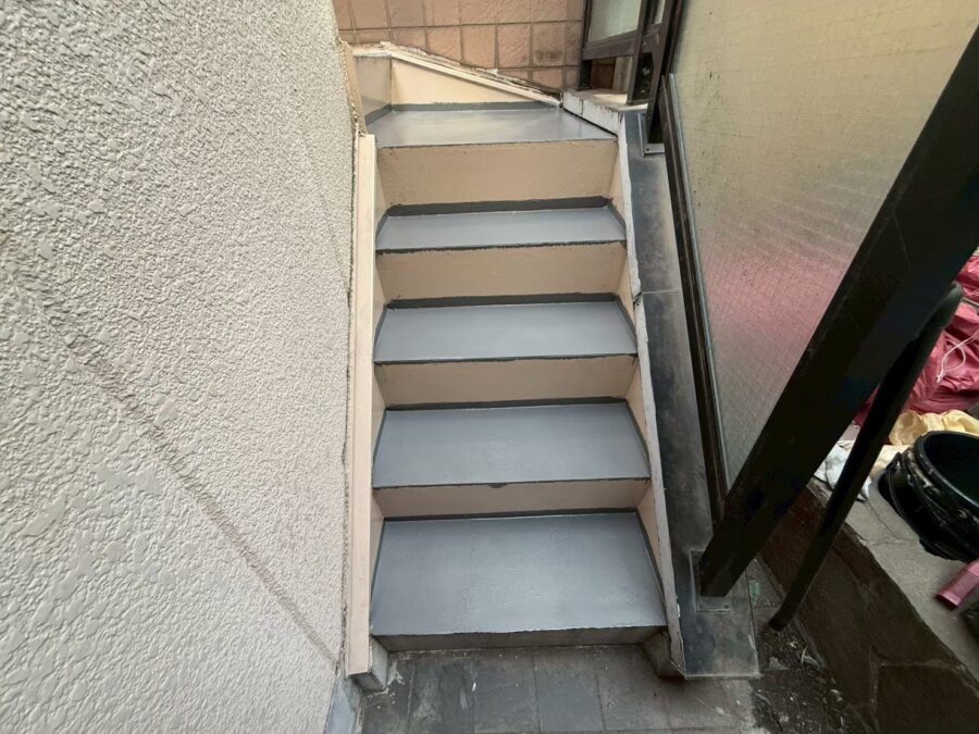 施工後の外階段|ウレタン防水仕上げ完了(八王子市内のビル)