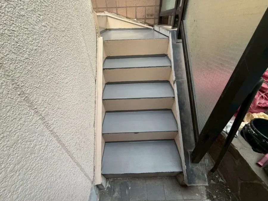 外階段：施工後（防水・塗装仕上げ）｜八王子市内・収益ビルの大規模修繕（巧正）