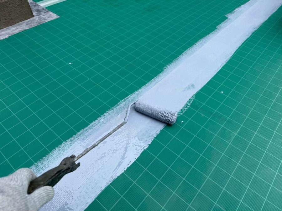 ジョイント部へのウレタン1層目塗布(八王子市内のビル屋上防水)