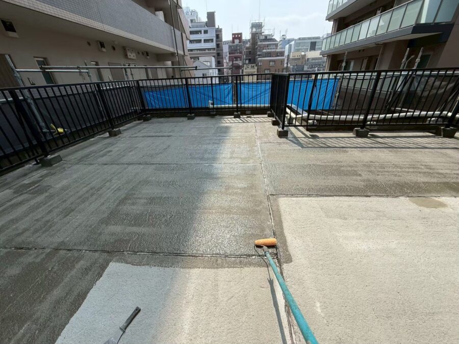 プライマー塗布の全景|屋上ウレタン防水の密着性を高める工程