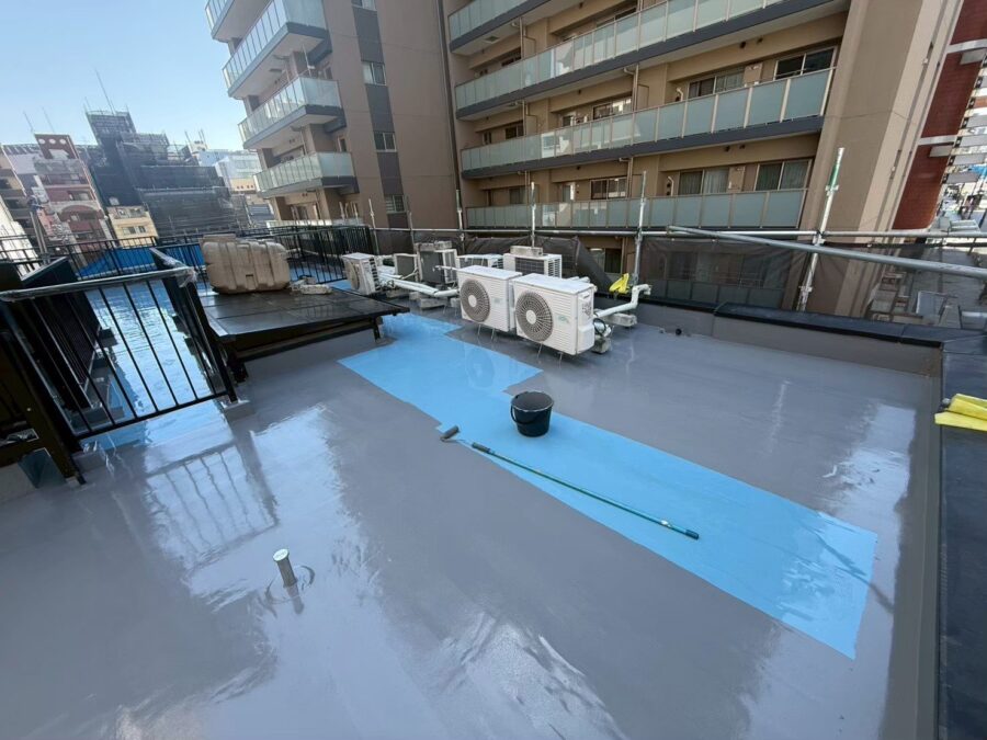 トップコート塗布の全景|屋上ウレタン防水の仕上げ工程