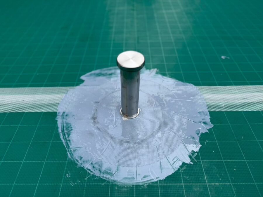 脱気筒の設置|下地の水分を逃がす通気緩衝工法の要
