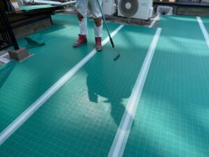 通気緩衝シートの貼り付け工程｜屋上ウレタン塗膜防水（通気緩衝工法）