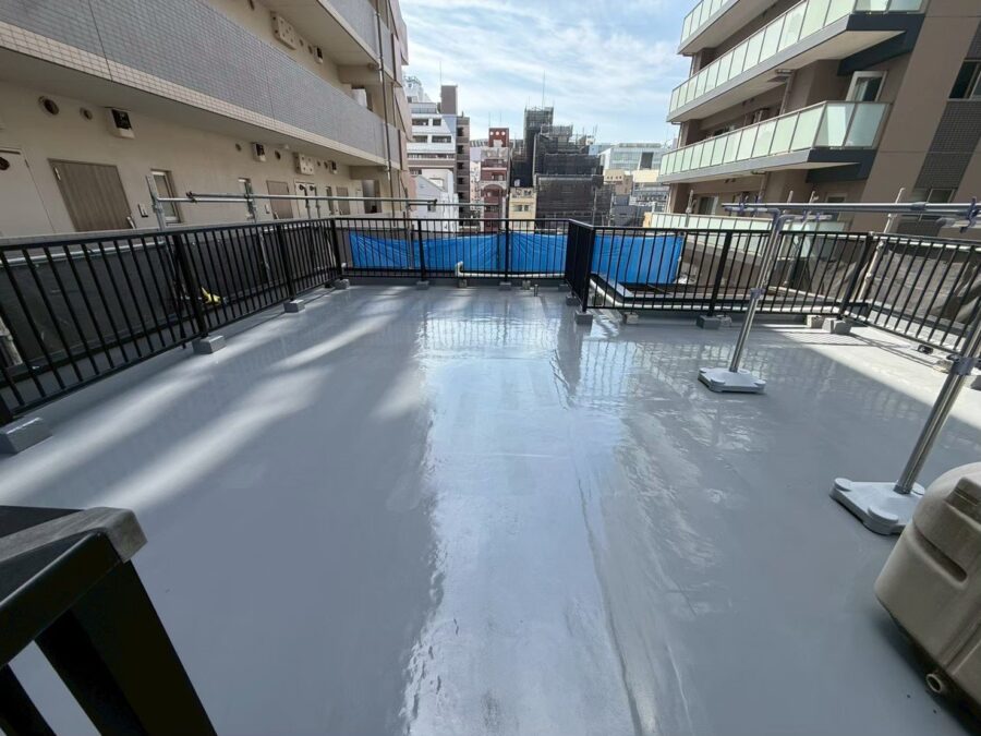 屋上ウレタン塗膜防水の完成（トップコート仕上げ）