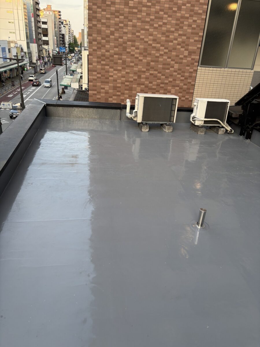 八王子市内のマンション屋上 ウレタン塗膜防水の施工後(グレーの防水層仕上げ)