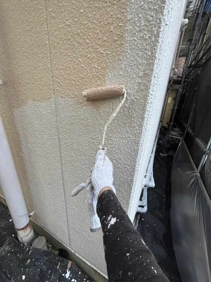 外壁の塗り重ね工程(下塗り→上塗り)|八王子市内のビル