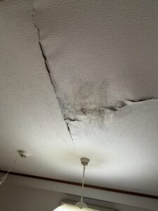 室内天井・壁の雨漏りによるシミ・クロス剥がれの一例