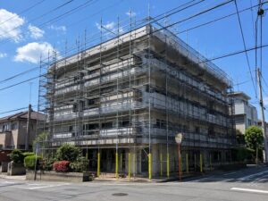 大規模修繕の足場を設置した建物全景（八王子市）