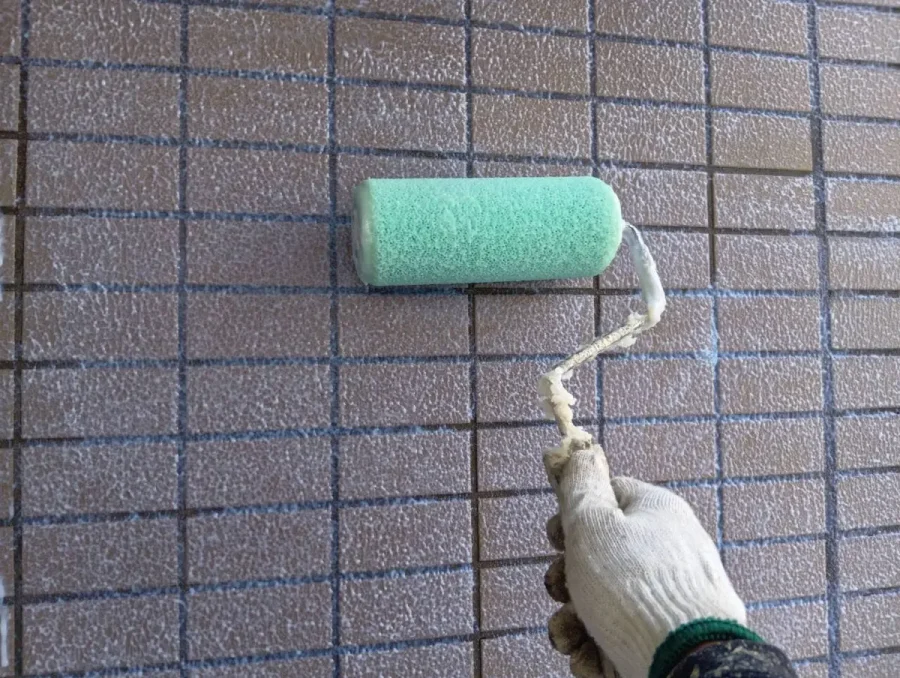 セブンS主材の中塗り2回目｜膜厚を確保する工程