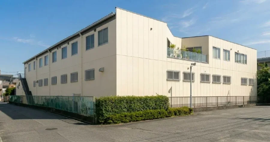 羽村市の倉庫・社屋 外装修繕後の外観