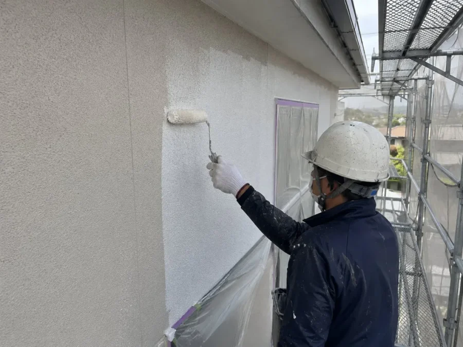 外壁塗装の下塗り作業（巧正の施工現場）