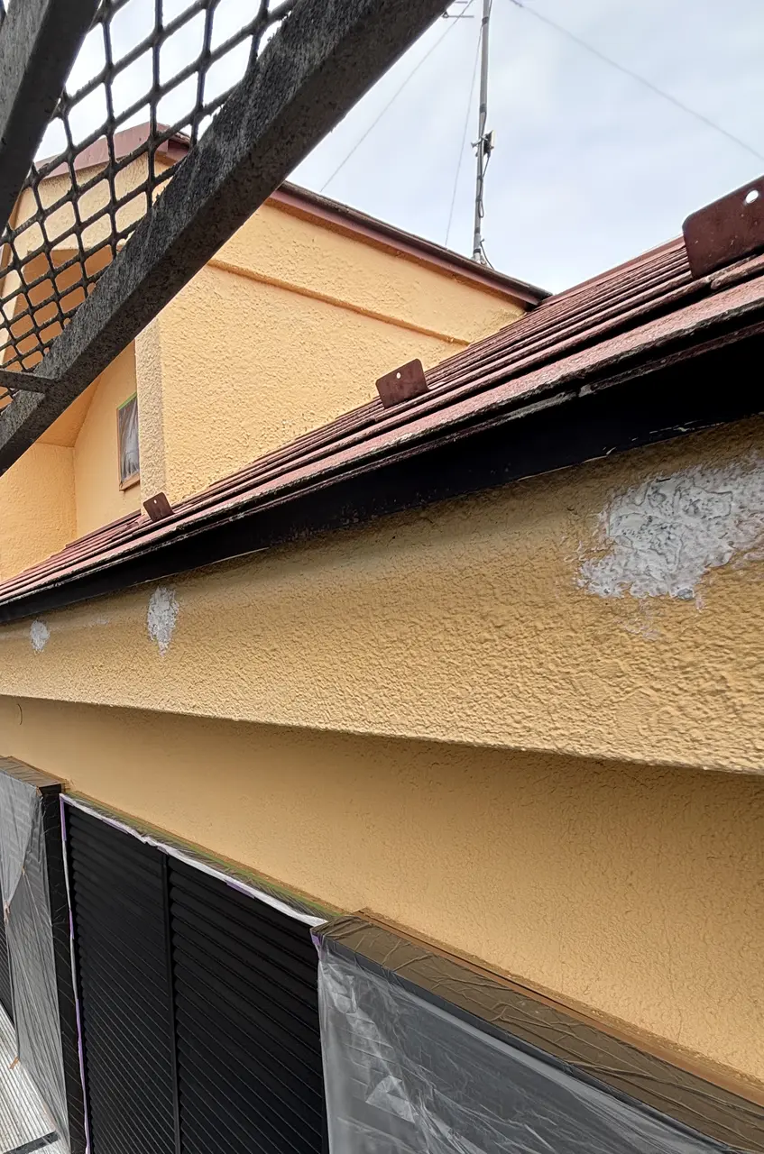 八王子市内の戸建て 雨樋交換 既存の雨樋を外したあとの軒先と鼻隠し