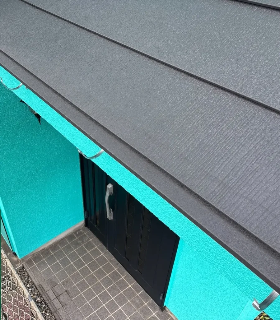 八王子市内の戸建て 雨樋交換 玄関の上の屋根の軒先に並ぶ受け金具