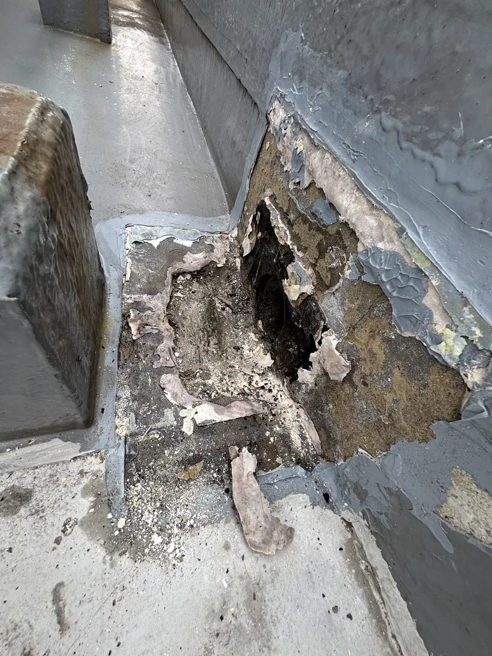 八王子市内のビル屋上 立上りと床の入隅で既存防水をはがした排水口のまわり