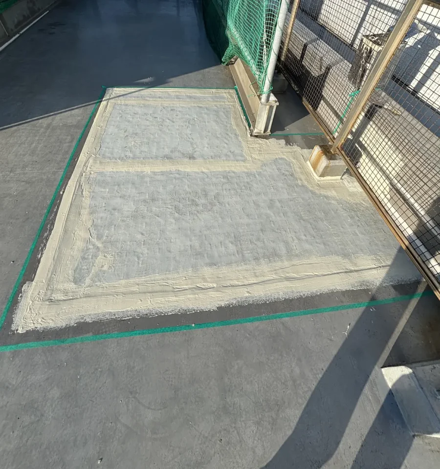 八王子市内のビル屋上 通気緩衝シートの外周と継ぎ目の処理