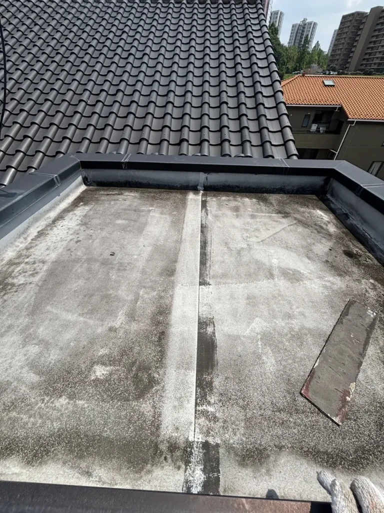 八王子市内の賃貸マンション 屋上防水改修 現地調査時の平場(既存ゴムシート防水)