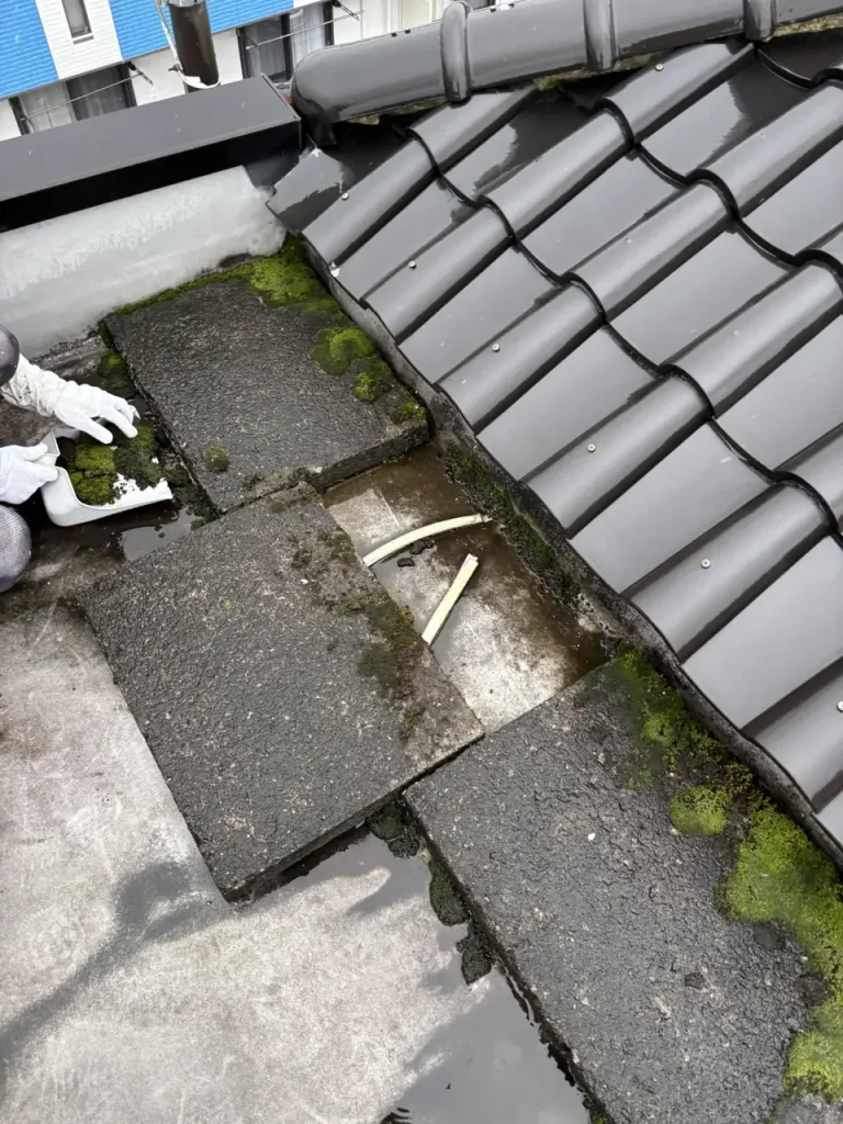 八王子市内の賃貸マンション 屋上防水改修 着工時の平場の隅