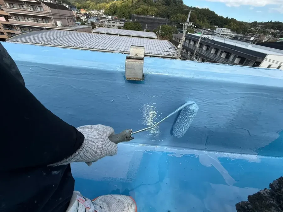 八王子市内の賃貸マンション 屋上防水改修 立上りと天端のウレタン2層目