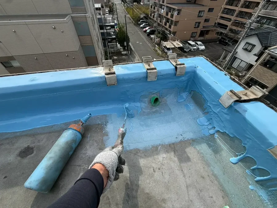 八王子市内の賃貸マンション 屋上防水改修 立上りにウレタンをローラーで塗布