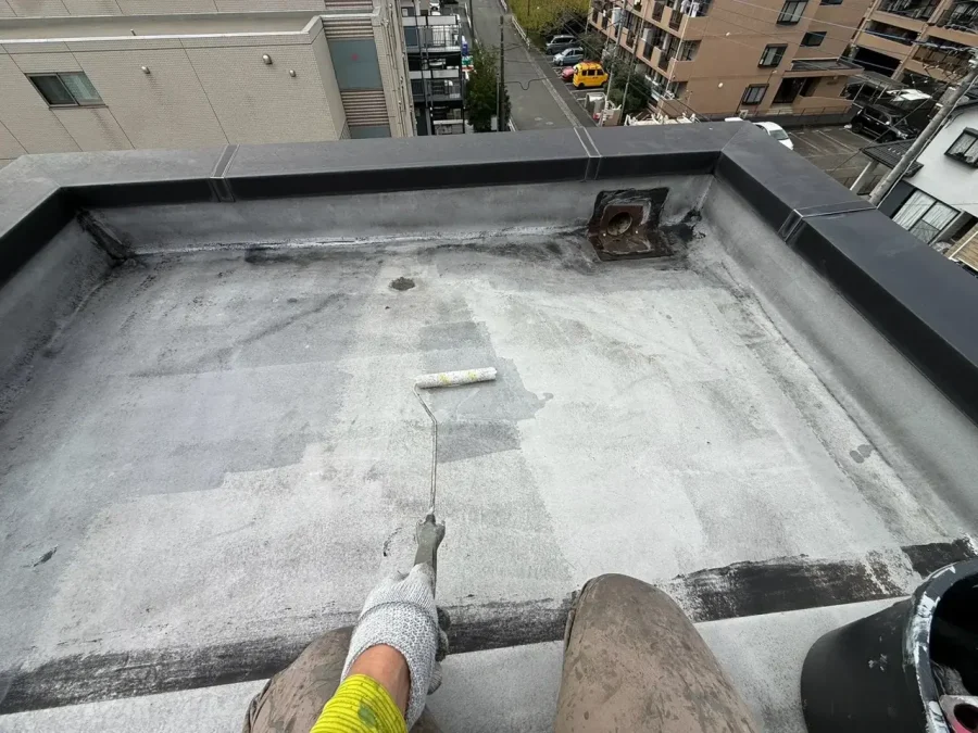 八王子市内の賃貸マンション 屋上防水改修 平場のプライマー塗布
