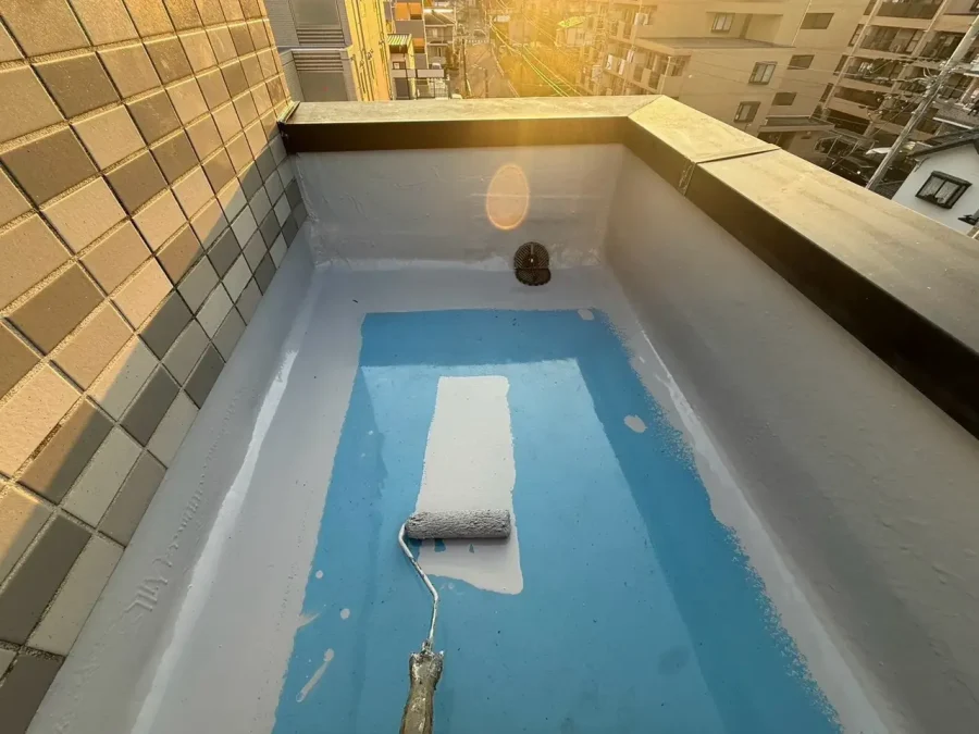 八王子市内の賃貸マンション 屋上防水改修 エレベーター上部の平場のトップコート