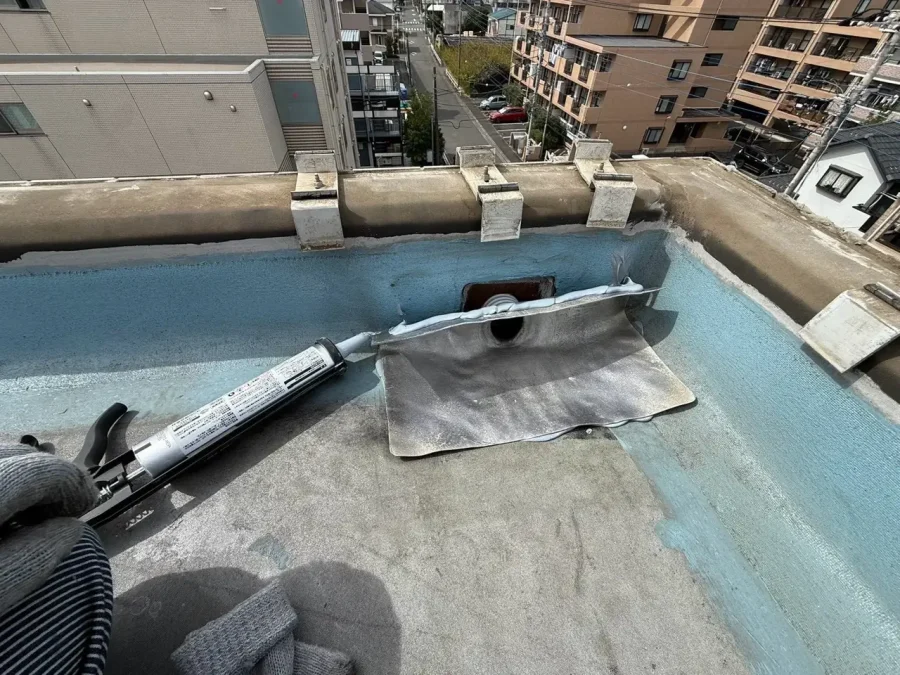 八王子市内の賃貸マンション 屋上防水改修 改修用ドレンを既存の排水口に設置