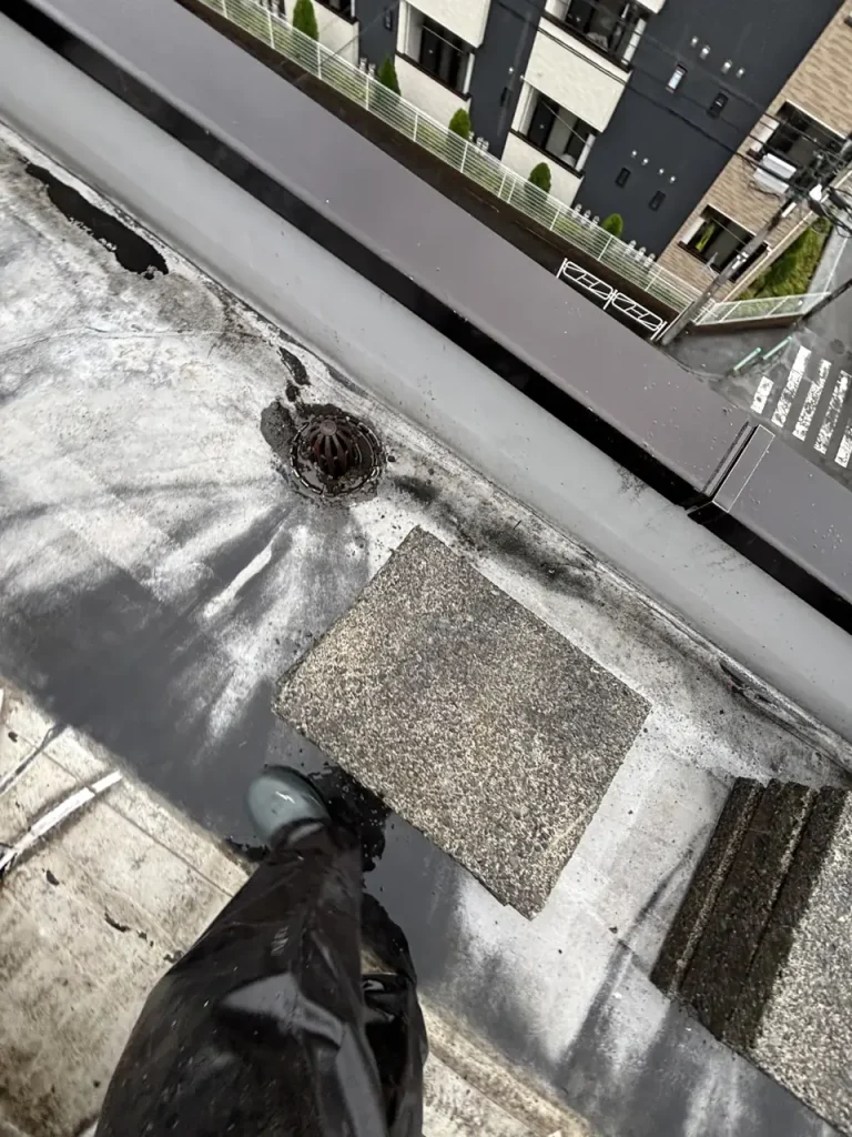 八王子市内の賃貸マンション 屋上防水改修 既存コンクリートブロック板の移動