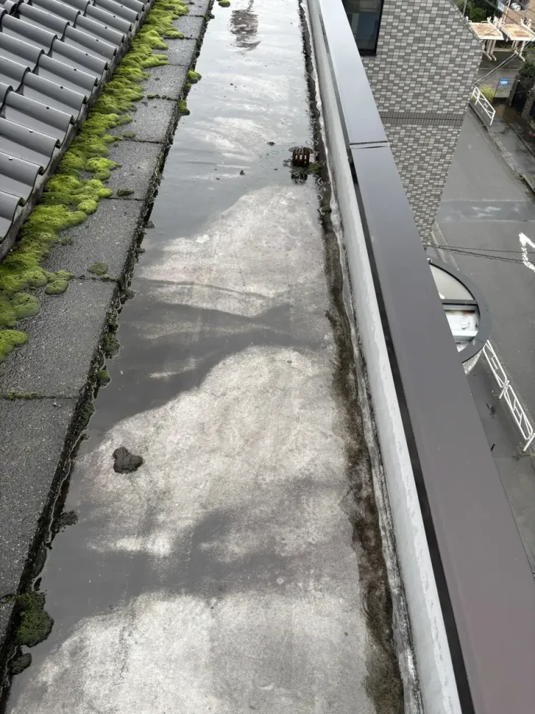 八王子市内の賃貸マンション 屋上防水改修 廊下側の細長い屋上 施工前