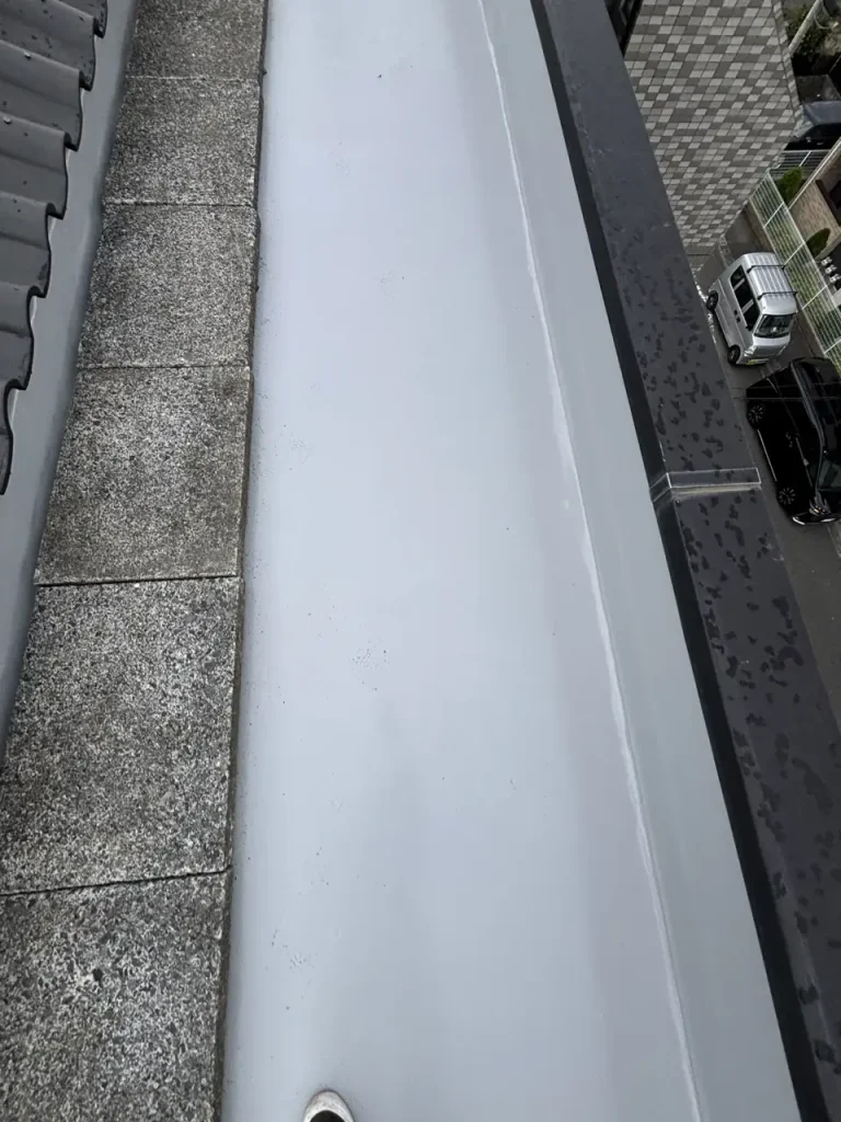 八王子市内の賃貸マンション 屋上防水改修 廊下側の細長い屋上 施工後