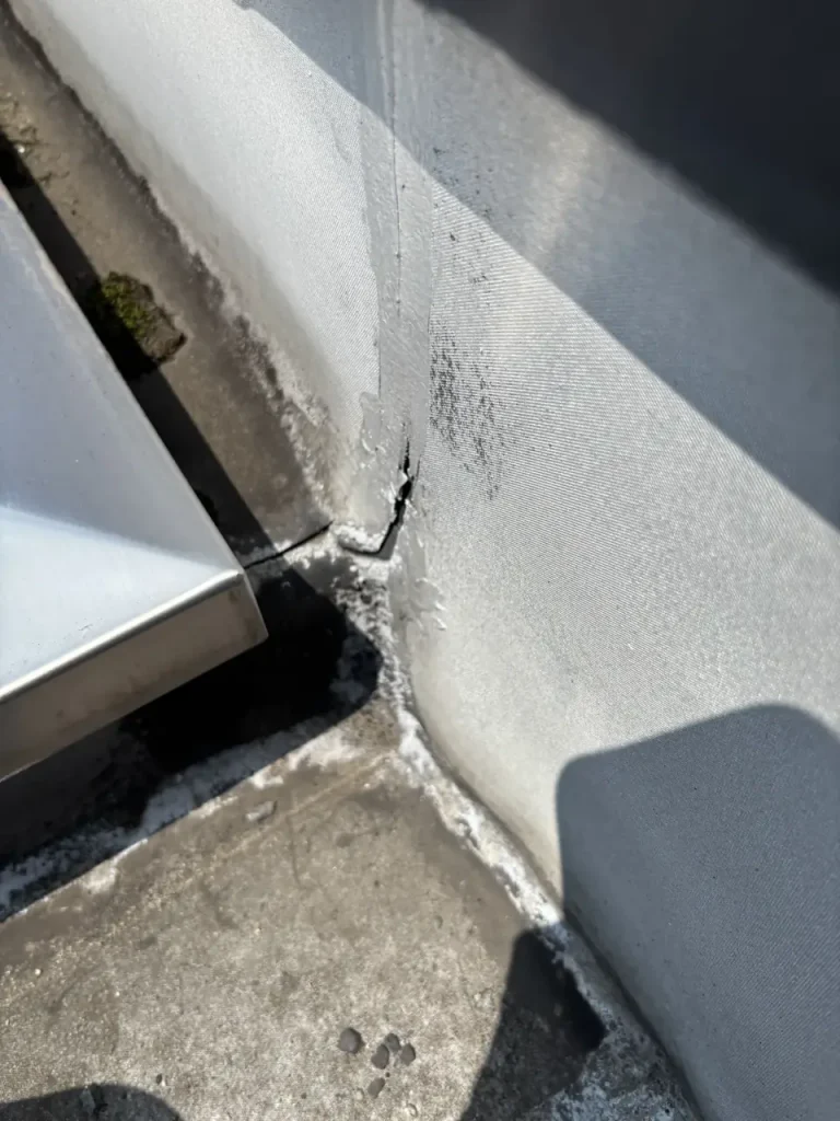 八王子市内の賃貸マンション 屋上防水改修 立上りの入隅 施工前