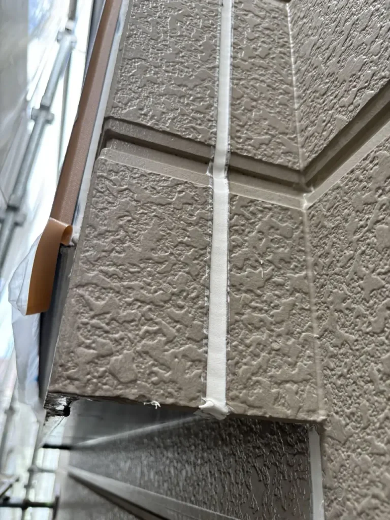 八王子市内の戸建て 外壁の出隅のコーキング打ち替え後